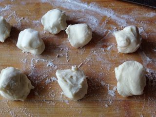 9、柳叶三鲜蒸饺,揪成等大的剂子