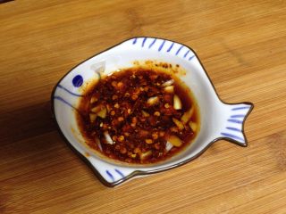 13、柳叶三鲜蒸饺,还可以准备一个蘸料，香醋、蒜碎、辣油入小碗即可