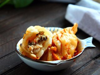 14、柳叶三鲜蒸饺,沾上小料就可以开吃了
