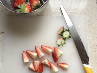 2、草莓克拉夫提,草莓洗净、切小块