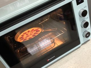 5、草莓克拉夫提,送入预热好的烤箱、中层、上下火180度烤25-30min即可！直到中间部分也全部鼓起来！