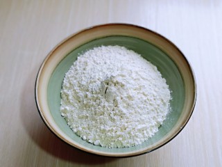 1、迷你小油条,我选用的是油条粉。(用面粉也可以，但是需要加酵母粉。）