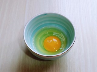 2、迷你小油条,鸡蛋磕碗里。
