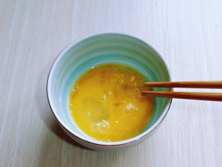 3、迷你小油条,用筷子将鸡蛋打散。
