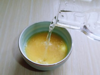 4、迷你小油条,加入适量纯净水，搅拌均匀。