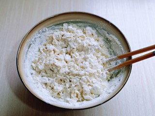 6、迷你小油条,搅拌成絮状。(水量可以根据实际情况增减，总之揉成面团即可)