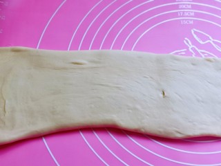 8、迷你小油条,醒发好的面团擀长舌状。