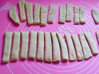 9、迷你小油条,再用刀切出小长条状。