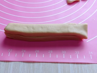 10、迷你小油条,取一条面团，再取一条叠加，如图。
