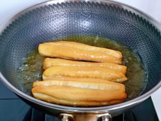 13、迷你小油条,中火炸制金黄即可出锅。（不建议用小火，那样炸出来油条口感会有点硬）