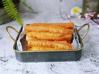 14、迷你小油条,炸好的油条放在油纸上控油。