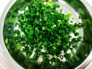 6、波兰种——香葱肉松手撕面包,香葱洗净切成葱花