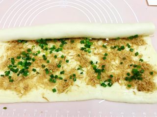 11、波兰种——香葱肉松手撕面包,从上往下卷起