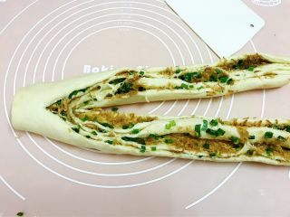 12、波兰种——香葱肉松手撕面包,再用刮刀切开最顶部不切断