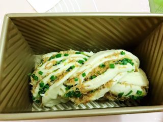 14、波兰种——香葱肉松手撕面包,把两头压在底部摆入吐司盒里