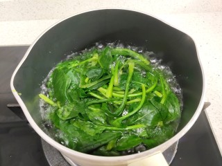 3、三文鱼菠菜卷,菠菜焯水一分钟