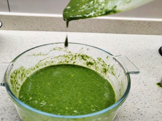 6、三文鱼菠菜卷,调成可以滴落的面糊糊，不要太稠了，要不然菠菜饼会很厚。