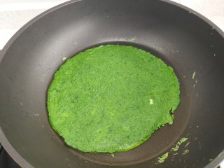 7、三文鱼菠菜卷,平底锅刷一层薄油摊成饼。