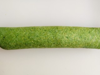 10、三文鱼菠菜卷,慢慢卷起来，尽量卷紧一些。
