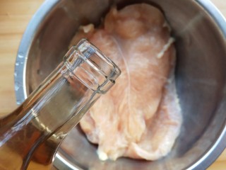 3、水果鸡肉披萨,加入料酒。