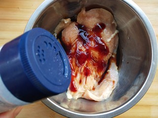 4、水果鸡肉披萨,少许盐。