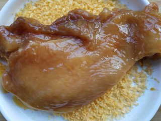 5、水果鸡肉披萨,开始裹面包糠，按压式粘附。