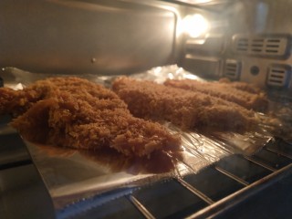 6、水果鸡肉披萨,烤箱预热200度，30分钟。