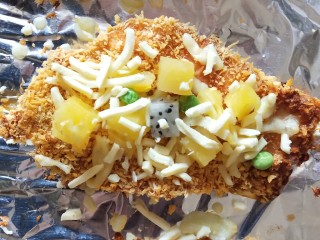 7、水果鸡肉披萨,拉出烤网，撒上芝士和水果进去5分钟即可。