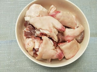 1、快手版红烧猪蹄,猪蹄洗净备用