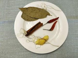 2、快手版红烧猪蹄,准备好香叶、桂皮、生姜、干辣椒