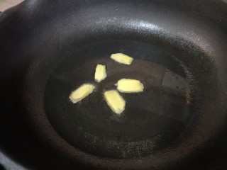 4、快手版红烧猪蹄,放入生姜片爆香