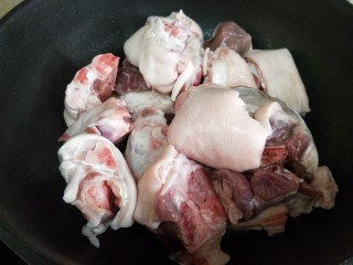 5、快手版红烧猪蹄,倒入猪蹄