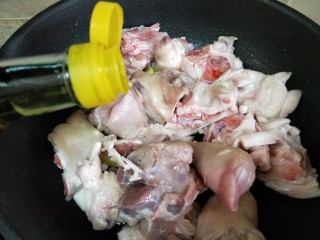 6、快手版红烧猪蹄,倒入适量料酒