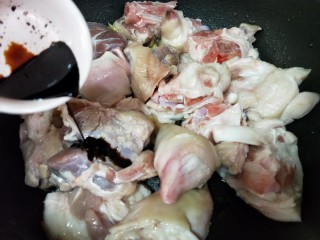 7、快手版红烧猪蹄,倒入红烧酱油,翻炒均匀