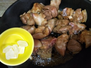 8、快手版红烧猪蹄,倒入几块冰糖,炒至肉上色
