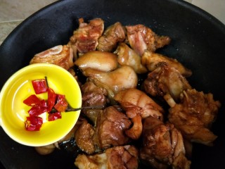 9、快手版红烧猪蹄,加入干辣椒