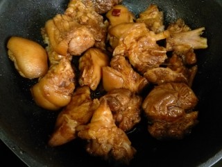 11、快手版红烧猪蹄,炒均匀,盛入电压锅中