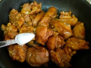 10、快手版红烧猪蹄,加入适量食用盐