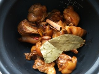 12、快手版红烧猪蹄,放进香叶、桂皮