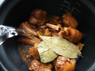 13、快手版红烧猪蹄,倒入清水(也可用开水)