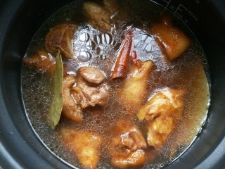 14、快手版红烧猪蹄,将食材刚淹没即可