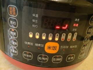 15、快手版红烧猪蹄,盖上盖子,按熬粥键