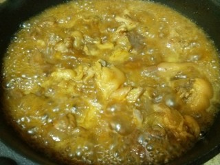 17、快手版红烧猪蹄,倒入炒锅中,不用盖子,大火收汁