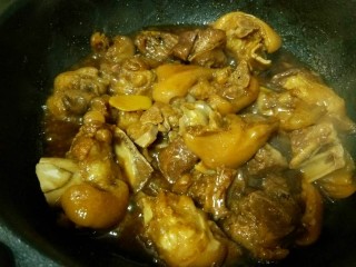 18、快手版红烧猪蹄,待汁水熬至浓稠时,关火