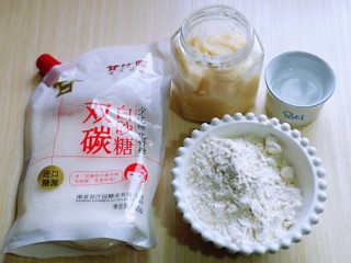 1、中式甜点～蜜豆桃花酥,准备油皮食材。