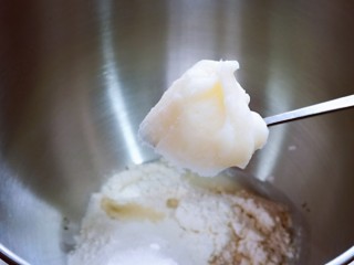 3、中式甜点～蜜豆桃花酥,再加入猪油。