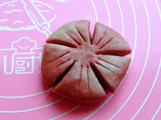 17、中式甜点～蜜豆桃花酥,摁扁，用切板切出5瓣，注意中间不要切断，然后每一份中间切两刀短的口子，如图。