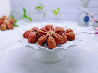 22、中式甜点～蜜豆桃花酥,取出放到凉架上放凉，美美哒。