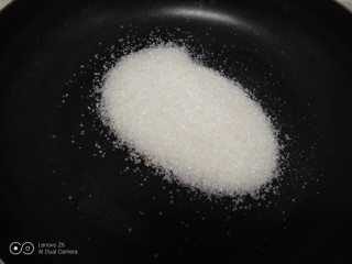 5、糖雪球,白糖倒入不粘锅。