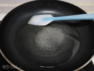 7、糖雪球,小火炒至白糖融化。